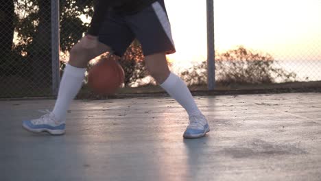 Nahaufnahmen-Eines-Jungen-Basketballspielers,-Der-Auf-Dem-örtlichen-Platz-Trainiert-Und-Im-Freien-Trainiert-1