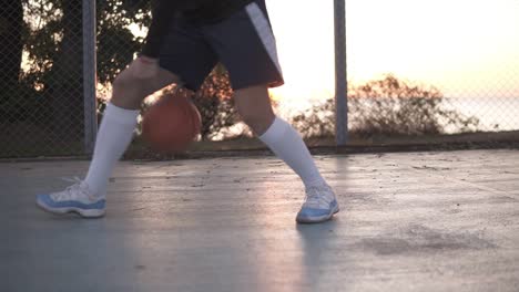 Imágenes-De-Cerca-De-Una-Joven-Jugadora-De-Baloncesto-Entrenando-Y-Haciendo-Ejercicio-Al-Aire-Libre-En-La-Cancha-Local-1