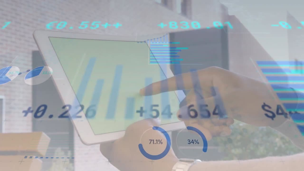 animación de datos financieros y gráficos sobre las manos de un hombre biracial usando una tableta con espacio de copia
