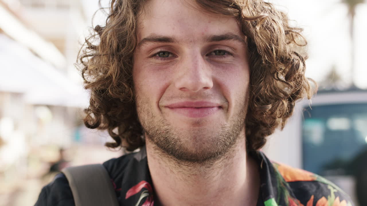 도시에서 야외에서 얼굴과 미소를 짓는 사람