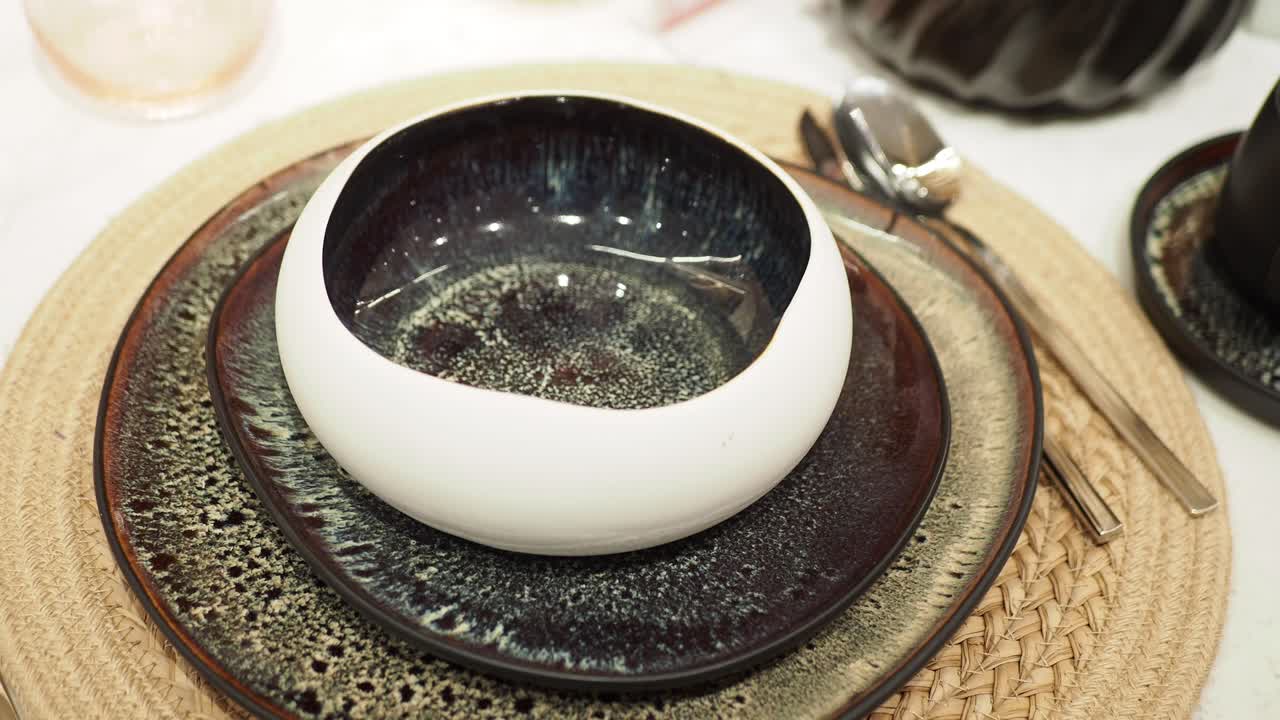 세련된 현대 식탁 설정