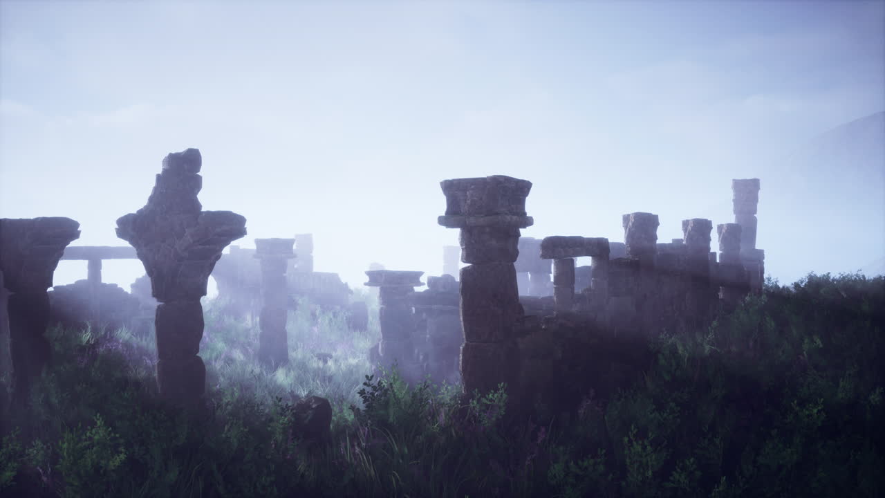 안개 가 가득 한 풍경 에 있는 고대 돌 의 폐허