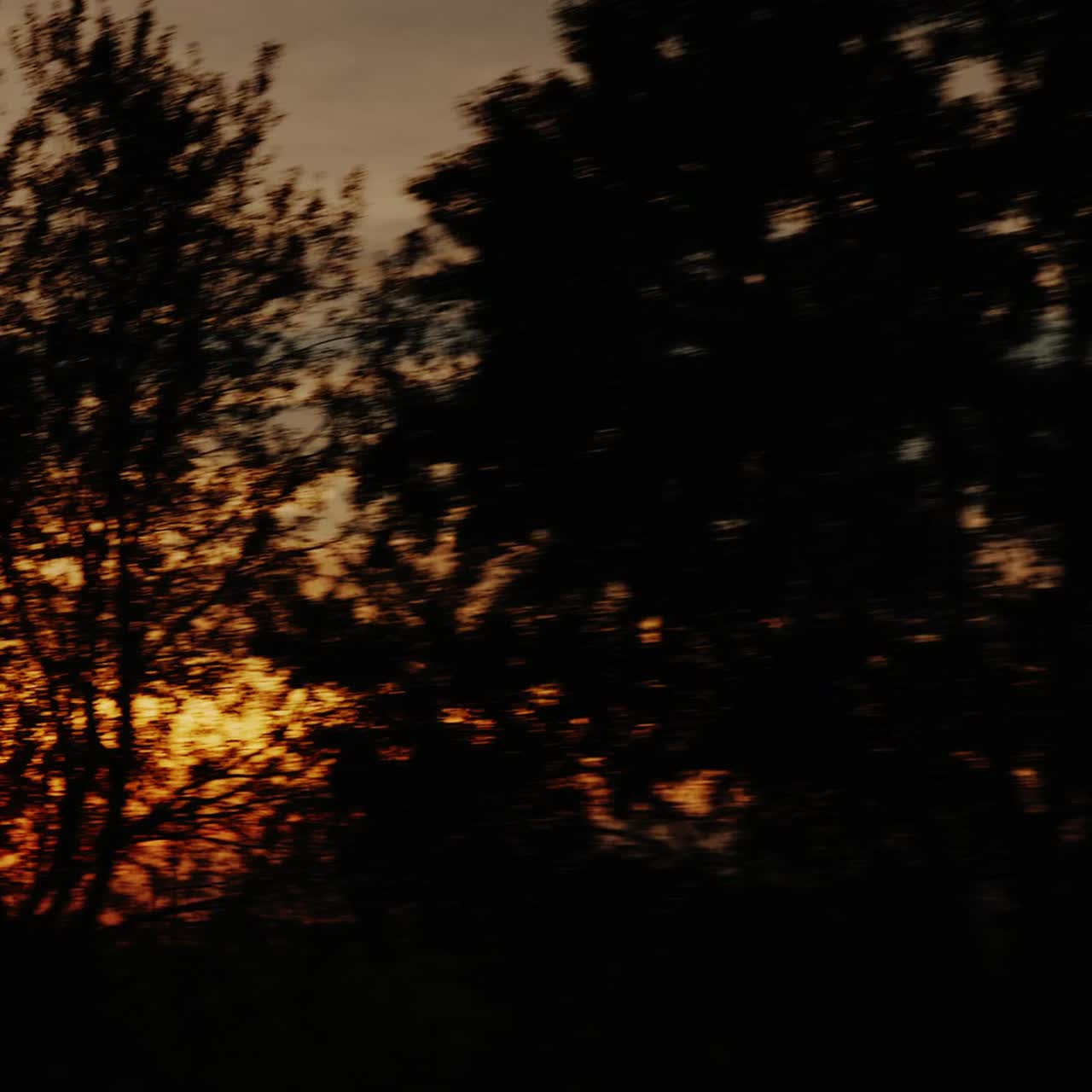 시골의 아름다운 일몰과 배경의 산 4