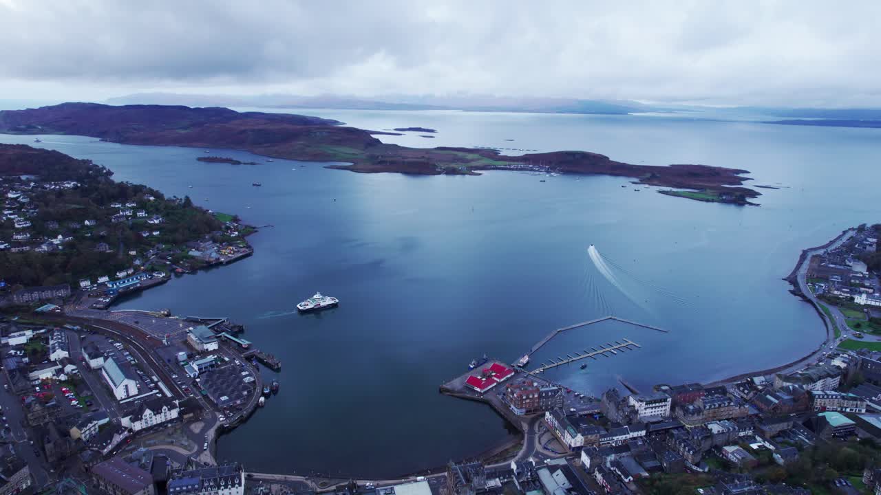 снимок с воздуха города обан в шотландии с портом и паромом, день