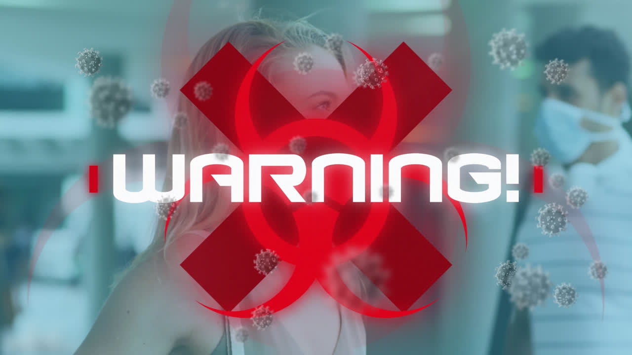 animación de texto de advertencia y células de virus sobre una mujer que usa una máscara facial