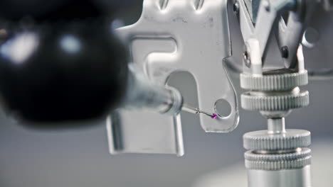 primer plano de una aguja de medición en una máquina cnc que se utiliza para probar desviaciones en productos metálicos que se crean en una fábrica automatizada