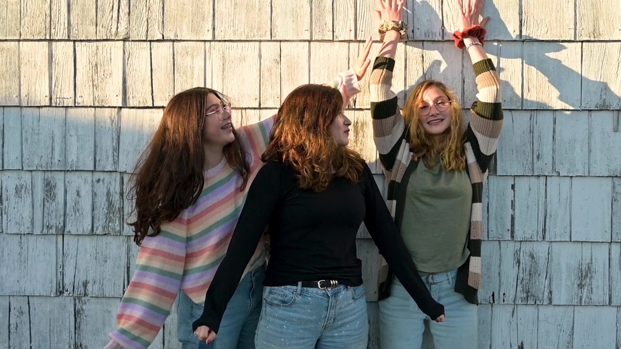 Ritratto di tre sorelle adolescenti che fanno gli sciocchi davanti alla macchina fotografica