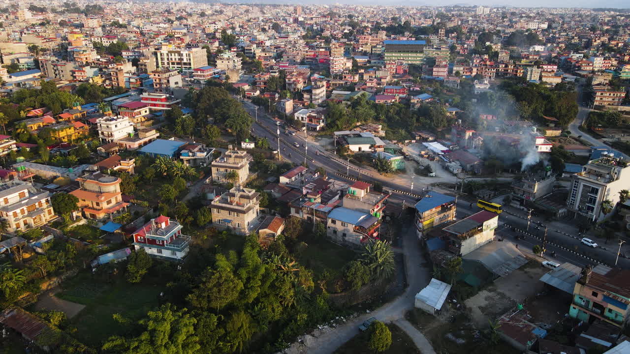 vista aérea de la ciudad de pokhara en nepal - toma de avión no tripulado