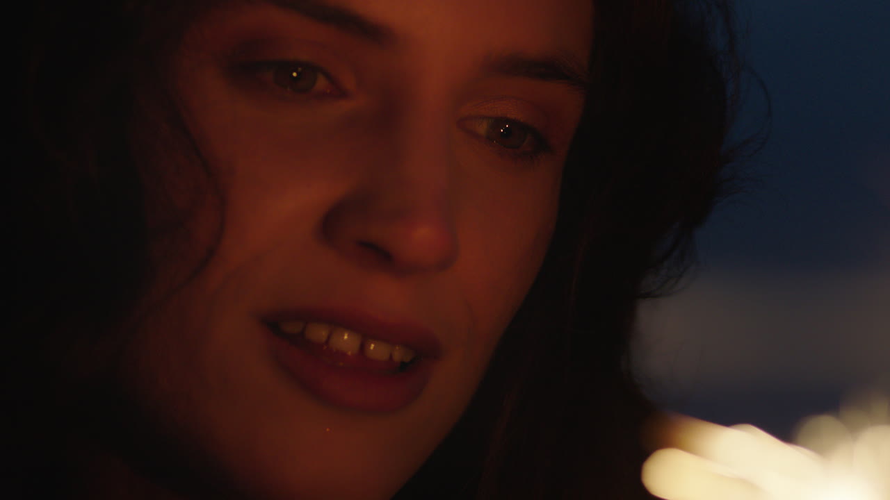 cerrar bengalas retrato de una mujer atractiva celebrando la víspera de año nuevo disfrutando de la celebración del día de la independencia divirtiéndose por la noche