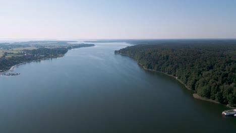 Vista-Aérea-De-Aves-Sobrevoladas-Por-Drones-Del-Lago-Mikolajskie-Cerca-De-Mikolajki-En-Polonia---Un-Destino-Turístico-De-Primer-Orden-En-La-Región-De-Warmia-Y-Masuria-En-El-Noreste-De-Polonia---Lago-Azul-Con-Barcos-Y-Cielo-Azul