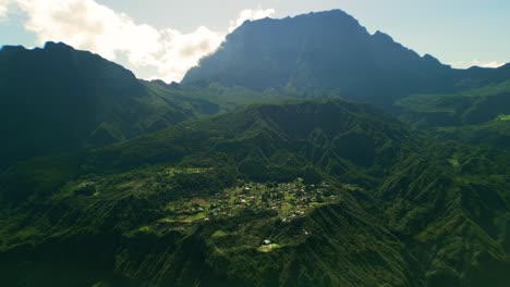 Mit-Dem-Höchsten-Berg-Im-Westindischen-Ozean,-Dem-Piton-Del-Neige-Im-Hintergrund,-Fliegt-Die-Drohne-In-Der-Nähe-Des-Dorfes-Im-Krater-Des-Cirque-De-Mafate