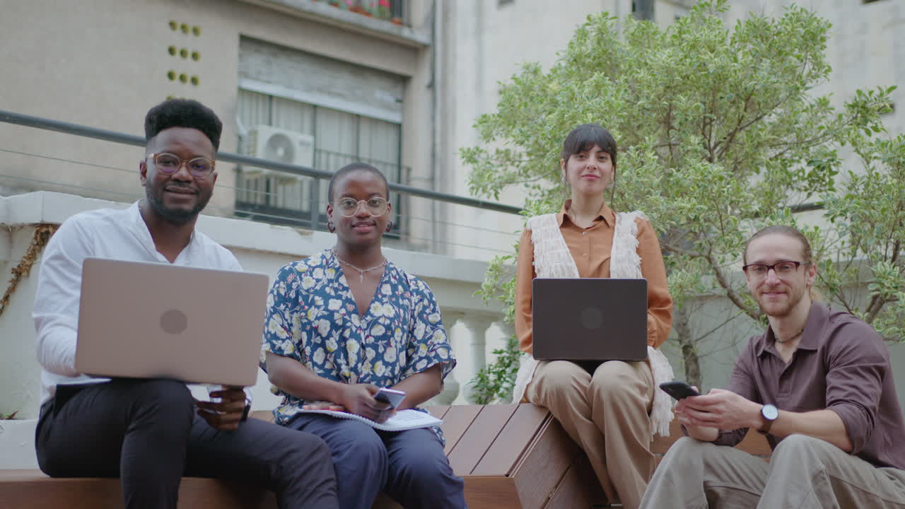 jóvenes empresarios posando para la cámara en un espacio de coworking al aire libre