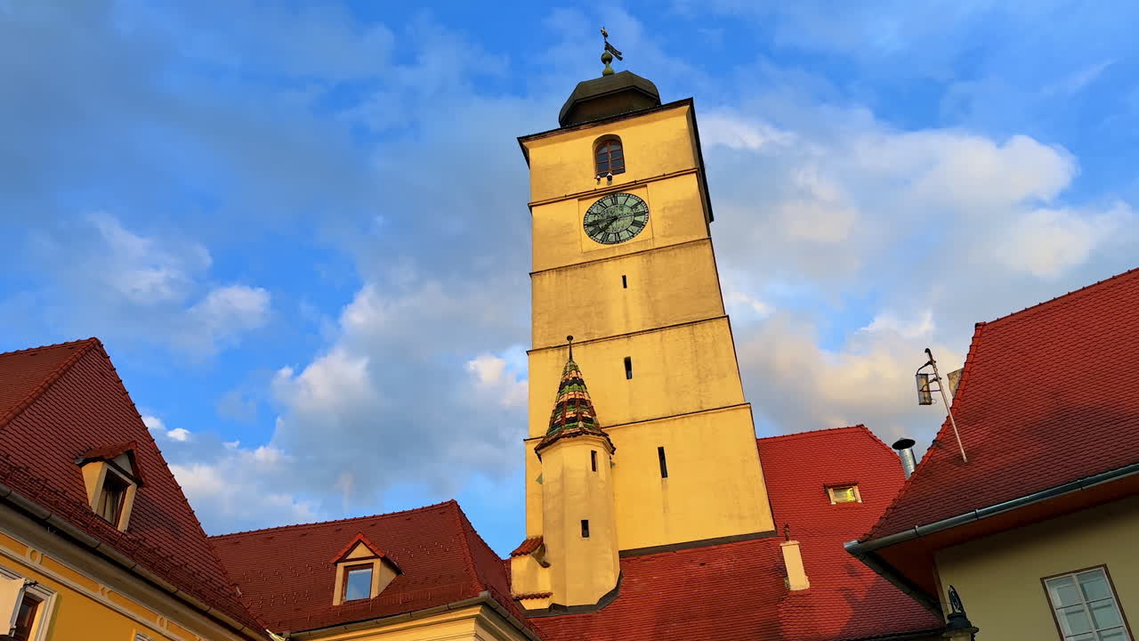 Sibiu, Romania, 17 luglio 2025: la torre del Consiglio con facciata gialla al tramonto. La torre del Consiglio di Sibiu, Romania