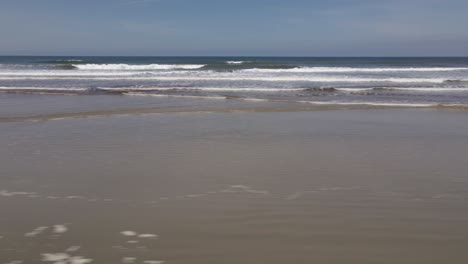 Einsame-Strandwellen,-Ilha-Longa,-São-Paulo,-Brasilien,-Luftdrohnenschwenk-Rechts