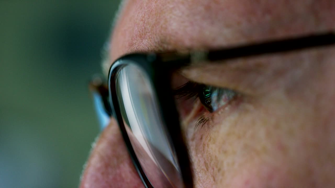 un hombre trabajando en su computadora sonriendo, mira cuidadosamente, orgulloso del trabajo hecho en tu portátil. el chico hipster está concentrado en su trabajo.