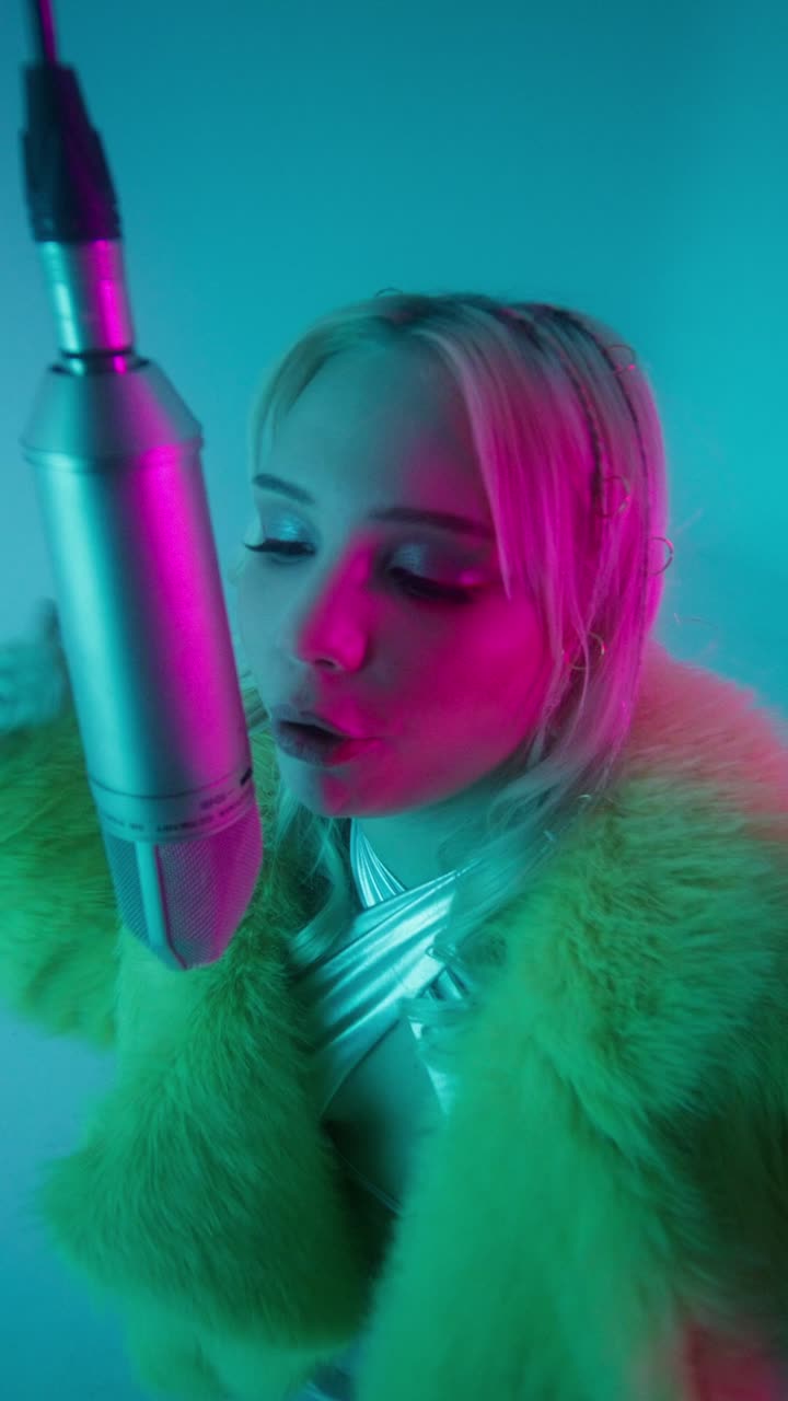 Donna che Canta al Microfono in un Ambiente Studio Colorato