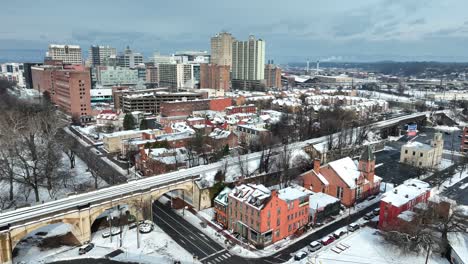 Amerikanische-Stadt-Mit-Wohngebiet-Und-Kirche-An-Sonnigen-Tagen-Im-Winter