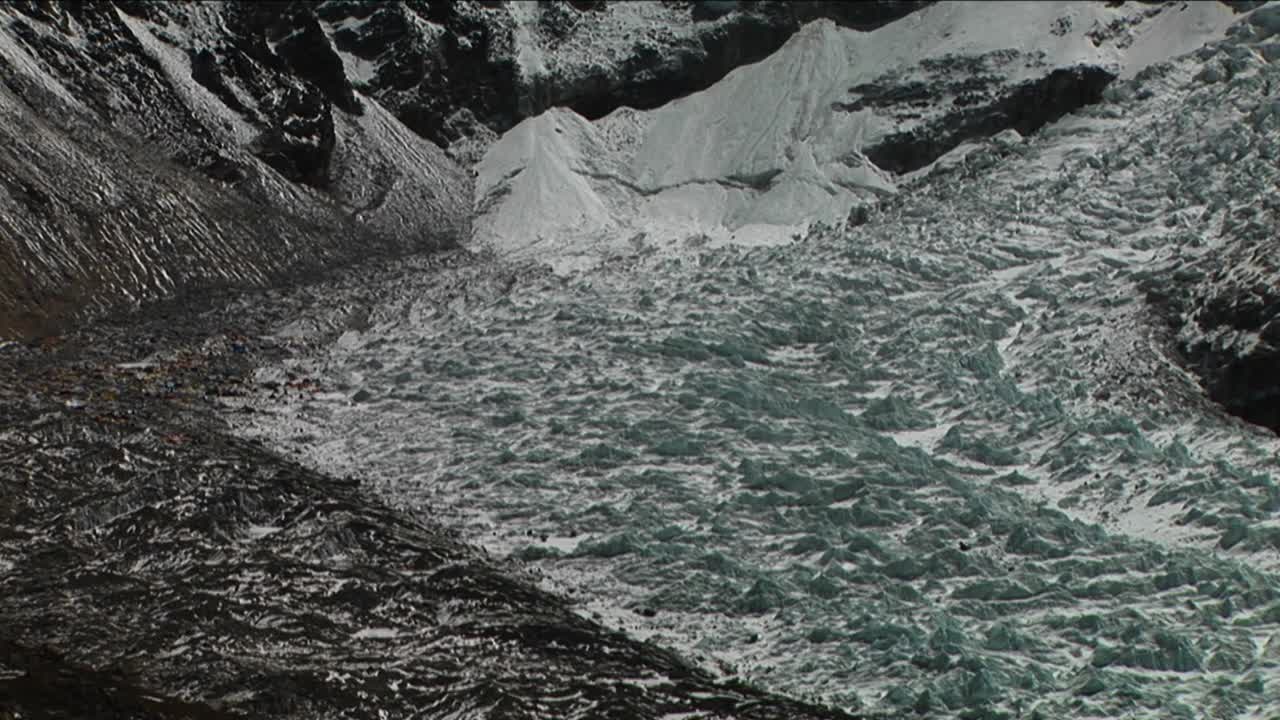 베이스캠프에서 빙폭을 거쳐 에베레스트 정상까지 이동