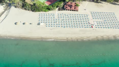 Vista-Aérea-Del-Hermoso-Mar-Y-Playa-Con-Sombrilla-En-Un-Día-Soleado,-Simeri-Mare,-Calabria,-Sur-De-Italia