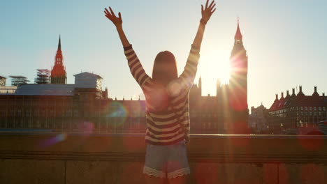 una mujer despreocupada celebrando sus vacaciones