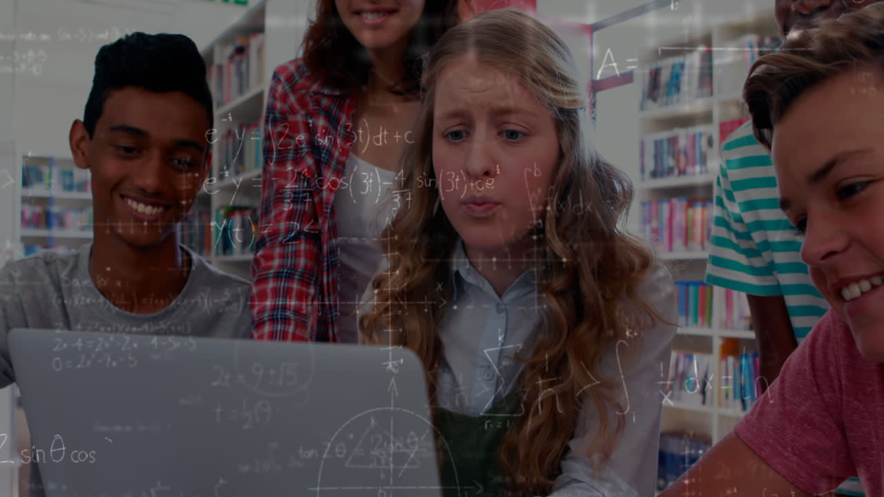 수학 방정식의 애니메이션 학교 아이들이 교실에서 노트북을 사용합니다.