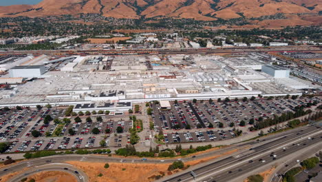 Panorama-Der-Tesla-Fabrik-In-Fremont,-Riesige-Produktionsanlage