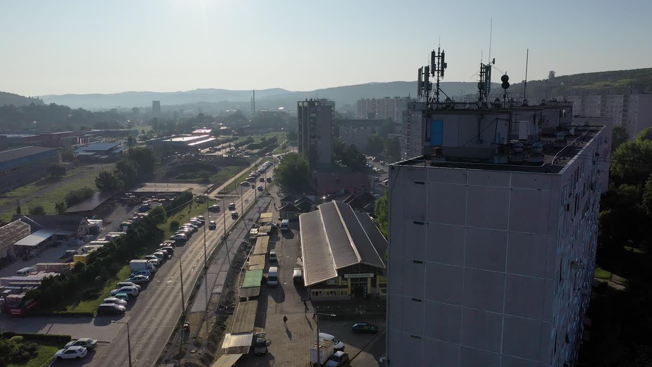 volando sobre el área de la ciudad en la puesta de sol de verano - hungría