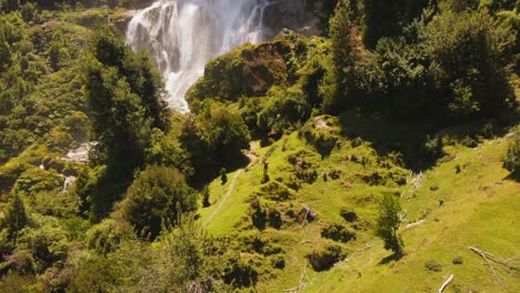 trekking en montañas verdes con cascada increíble