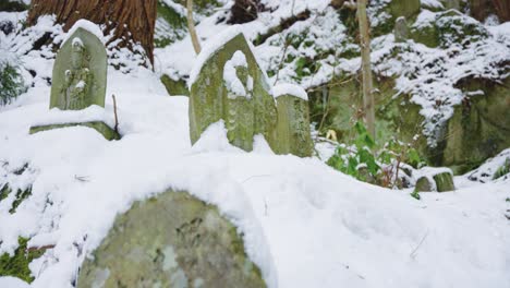 Estatuas-Budistas-En-La-Nieve-Del-Templo-Yamadera,-Japón