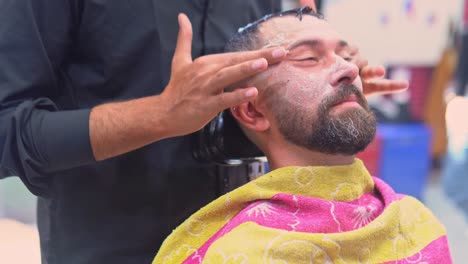 el barbero ajusta el cabello de un cliente masculino.