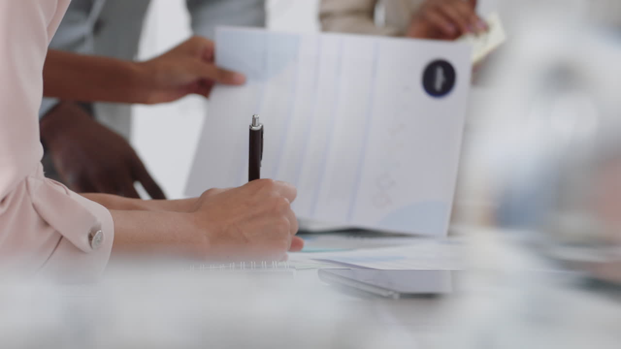 가까운 손으로 비즈니스 팀 회의 브레인스토밍 동료들이 프로젝트 전략을 논의하고 사무실에서 아이디어를 공유합니다.