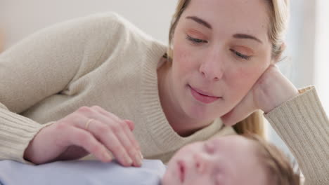 Familie,-Liebe-Und-Eine-Mutter-Auf-Dem-Bett-Mit-Ihrem-Baby