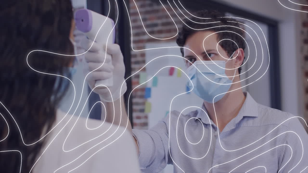 анимация белых линий над мужчиной и женщиной, носящими маски для лица, измеряющие температуру