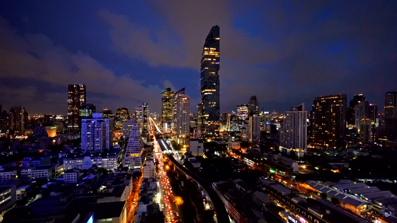 ciudad inteligente. distrito financiero y edificios rascacielos. vista aérea del centro de bangkok por la noche, tailandia.