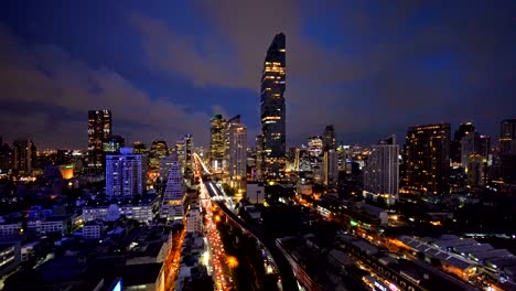 ciudad inteligente. distrito financiero y edificios rascacielos. vista aérea del centro de bangkok por la noche, tailandia.
