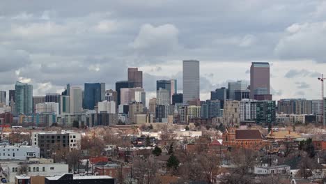 Drohne-Steigt-über-Vorort-Von-Denver,-Colorado-Auf-Und-Enthüllt-Wolkenkratzer-In-Der-Innenstadt