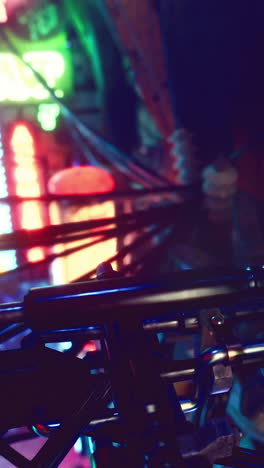 cerca de un micrófono negro en un estudio de grabación con luces de neón en el fondo