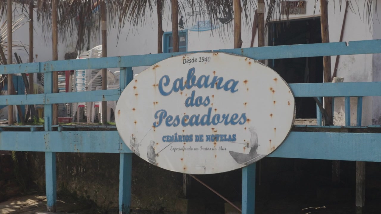 Una vista ravvicinata di un'insegna rustica in legno di una cabina da spiaggia