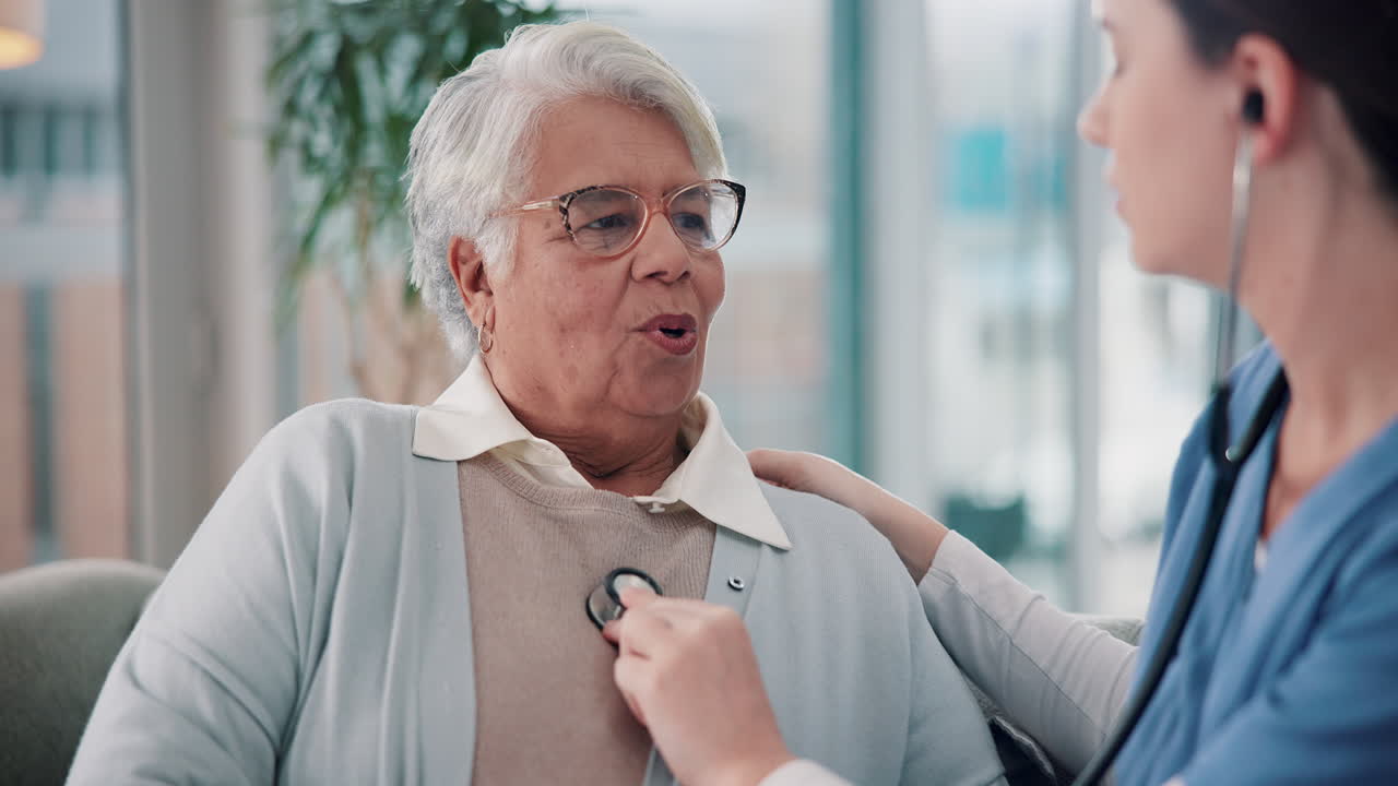 Donna anziana che si sottopone a una visita medica da un medico