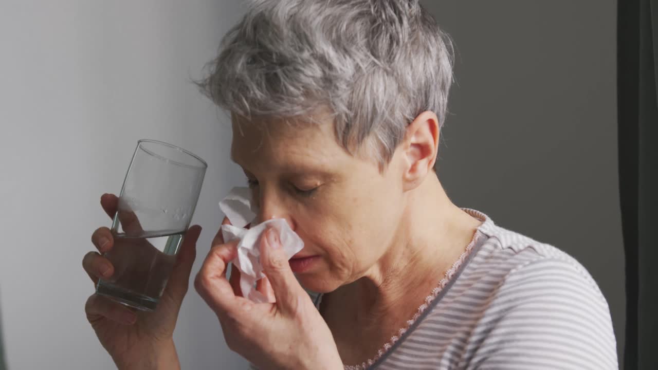mujer mayor sola en casa
