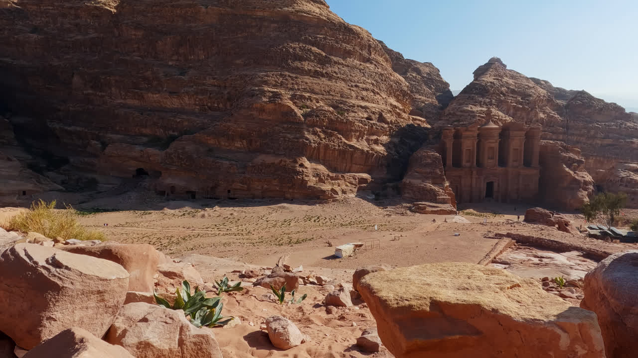 toma cinematográfica de establecimiento de las ruinas del monasterio en petra jordania