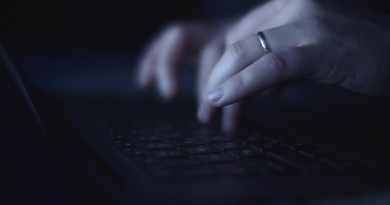 Mani della donna che scrivono sulla tastiera di computer