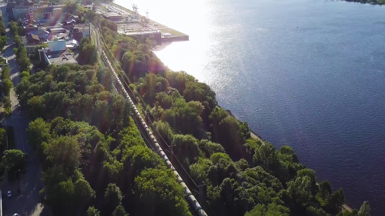vista aérea del tren y el paisaje urbano frente al río