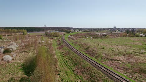 Volando-Sobre-Las-Vías-Del-Tren-Drone-Disparado-En-Starogard,-Polonia