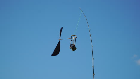 Nahaufnahme-Der-Windfahne,-Die-Sich-Gegen-Dreht