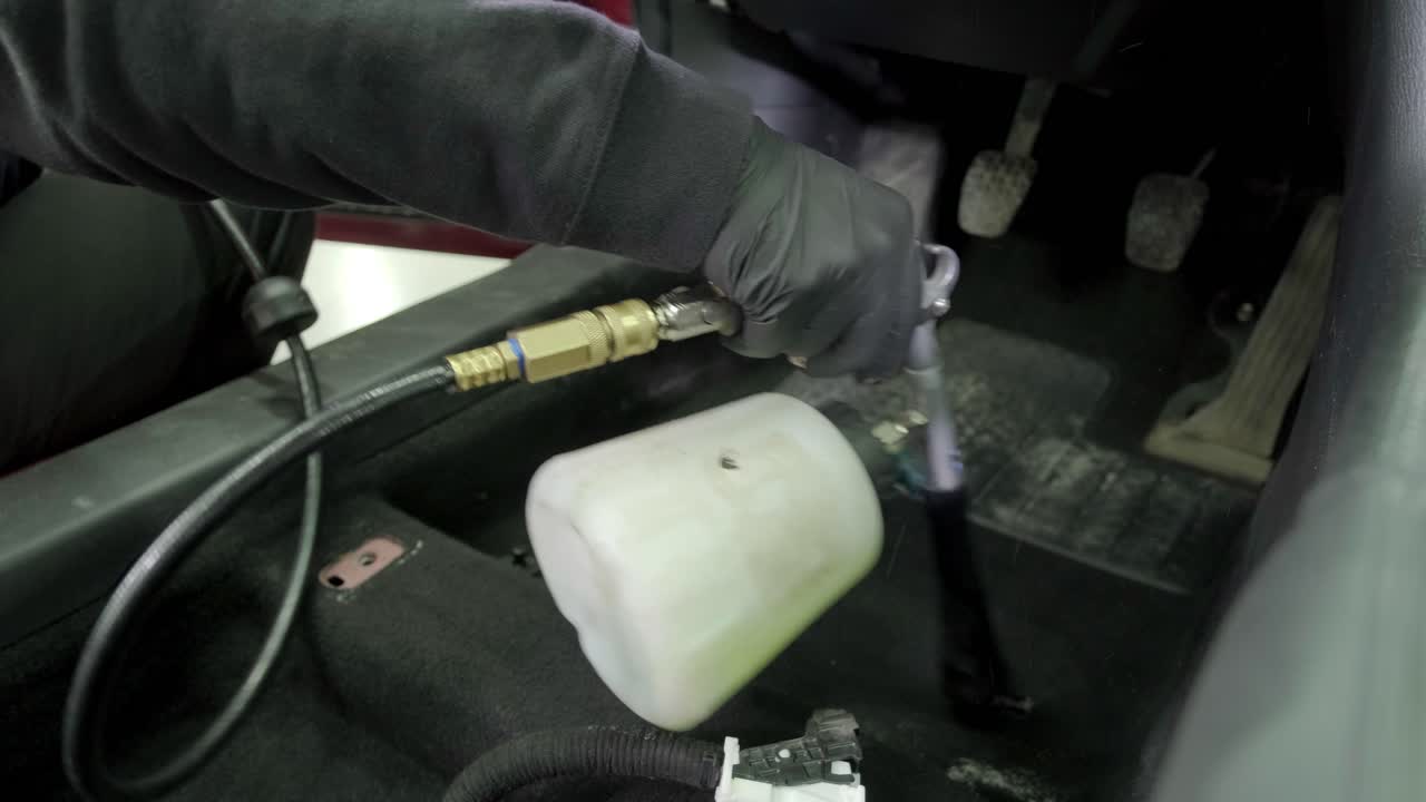 전문적인 자동차 청소. 샤워. 인테리어 세부 사항. 자동차 인테리어를 건조 청소 및 세부 사항; 깊은 좌석 청소; 자동차 세탁에서 거품을 는; 먼지에서 자동차 패널을 청소하는; 진공청소기