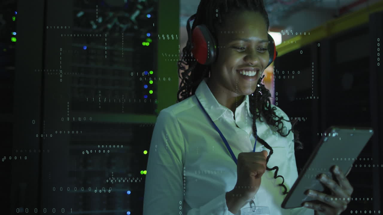 Animation af databehandling over afroamerikansk kvindelig IT-ingeniør og computerservere