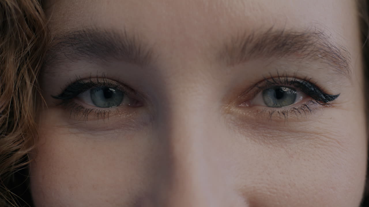 primer plano de los ojos de una mujer.