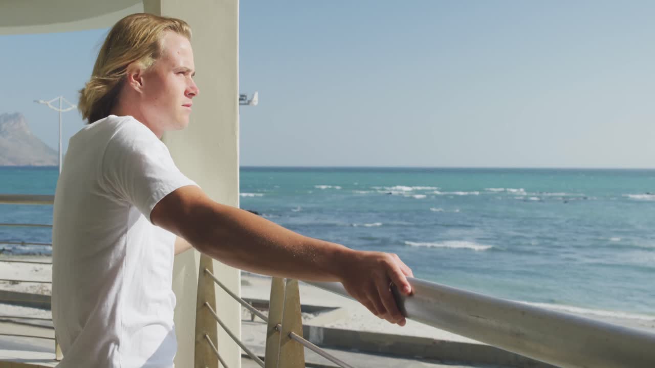 hombre caucásico auto-aislándose en casa durante la pandemia de coronavirus covid19