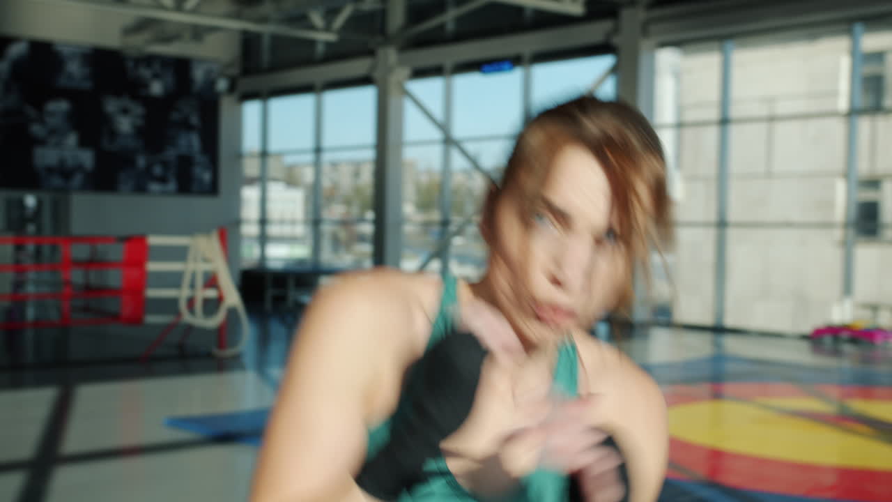 체육관에서 여자 권투 훈련